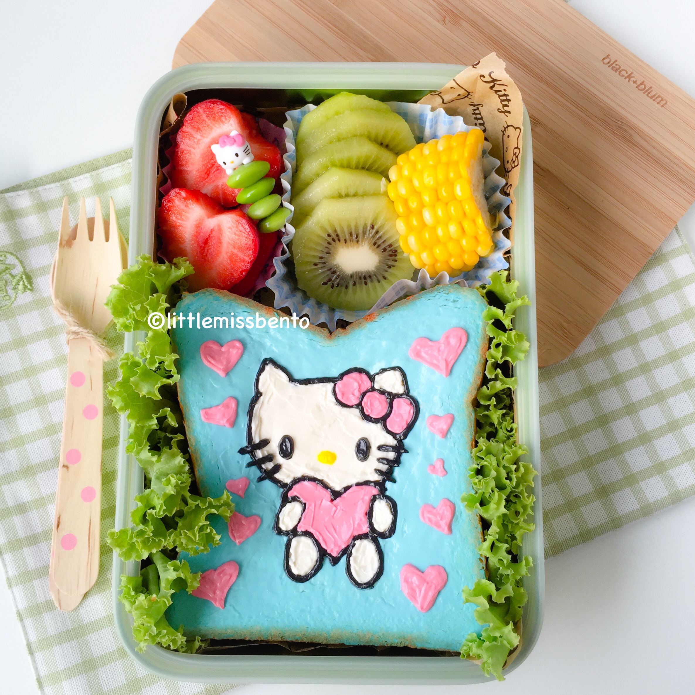 http://littlemissbentoblog.com/wp-content/uploads/2014/10/Hello-Kitty-Sandwich-Bento-1.jpg